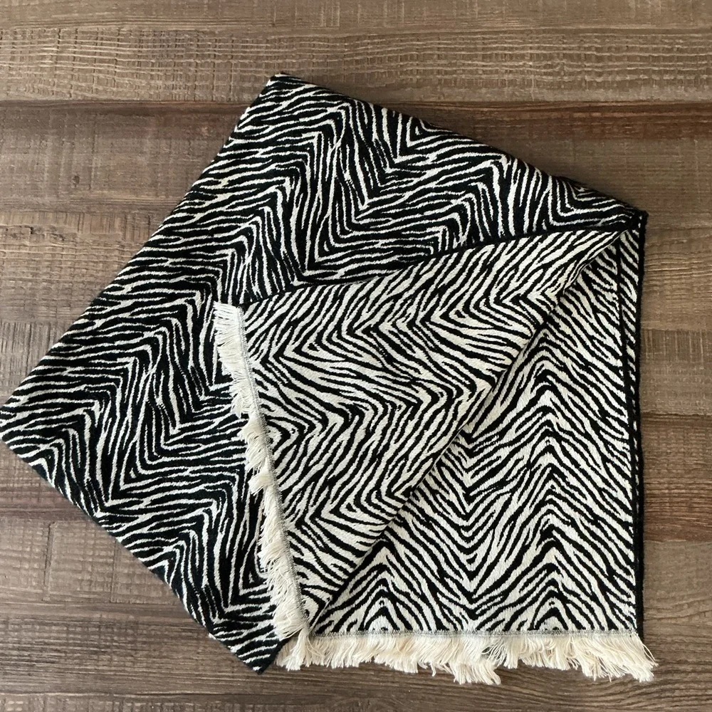 Look by M Common Knit Zebra Pattern Scarf